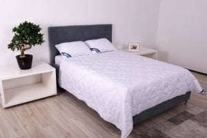 Pilota 150×200 cm microfibra striata alba matlasata, Somnart, 200 g, de vara, model lacrimi