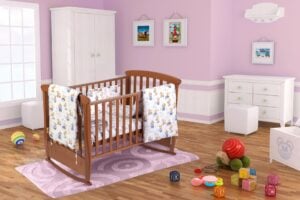 Set pentru patut bebe, Somnart, cearceaf cu elastic pentru saltea 60x120x10, pernuta 37×55, pilota 100×105, aparatori 180×45, model Ursuleti